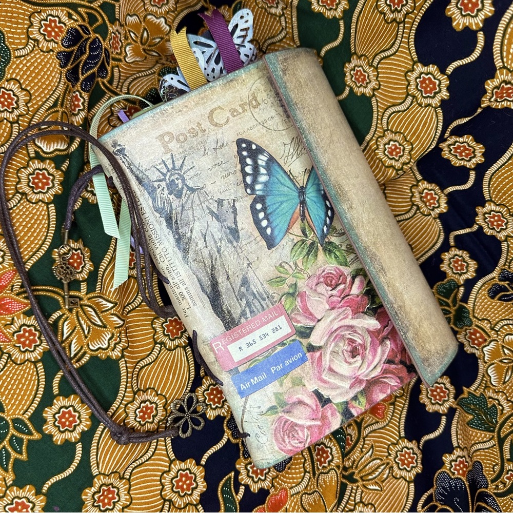 Art journal with plenty of room where your thoughts meet creativity.